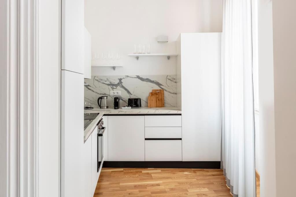 Sjr Luxury Apartment Trevi Fountain Рим Екстериор снимка