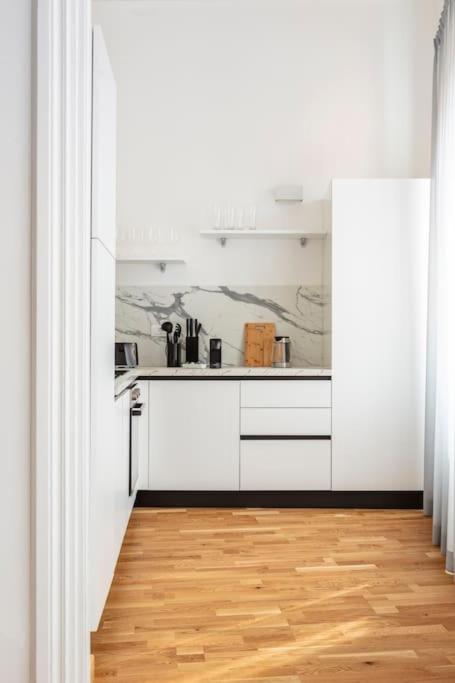 Sjr Luxury Apartment Trevi Fountain Рим Екстериор снимка